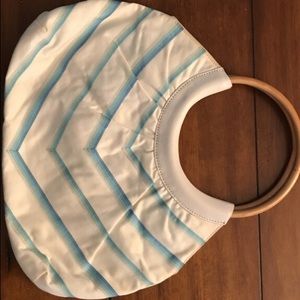 White/blue chevron beach bag